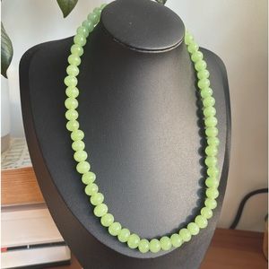 Green jade beaded necklace choker